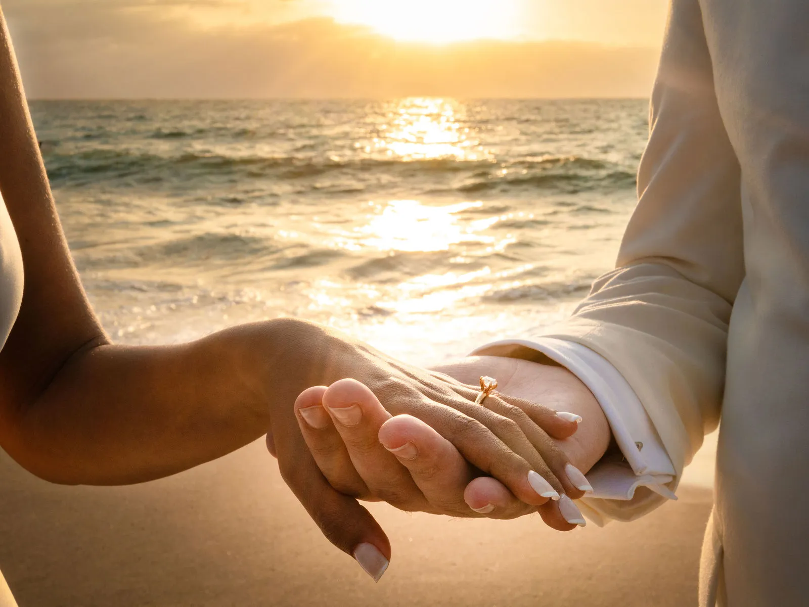 Manos de los novios con el anillo de compromiso