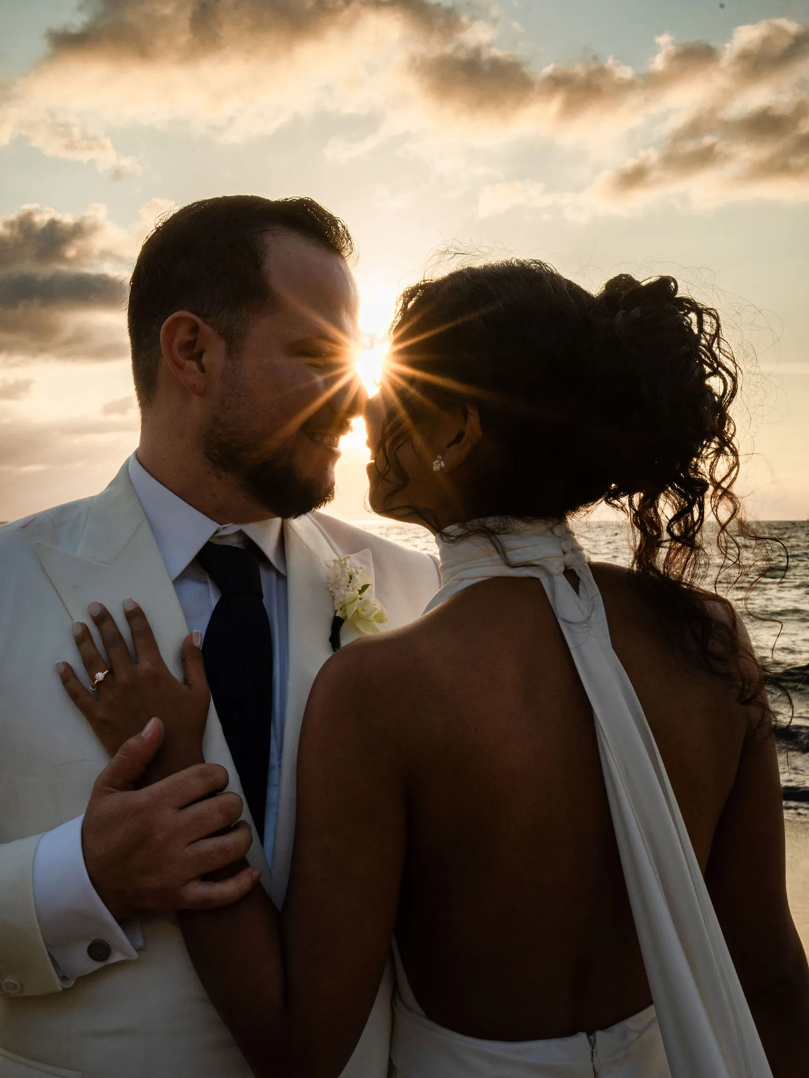 Imagen de los novios con el sol en medio de ellos